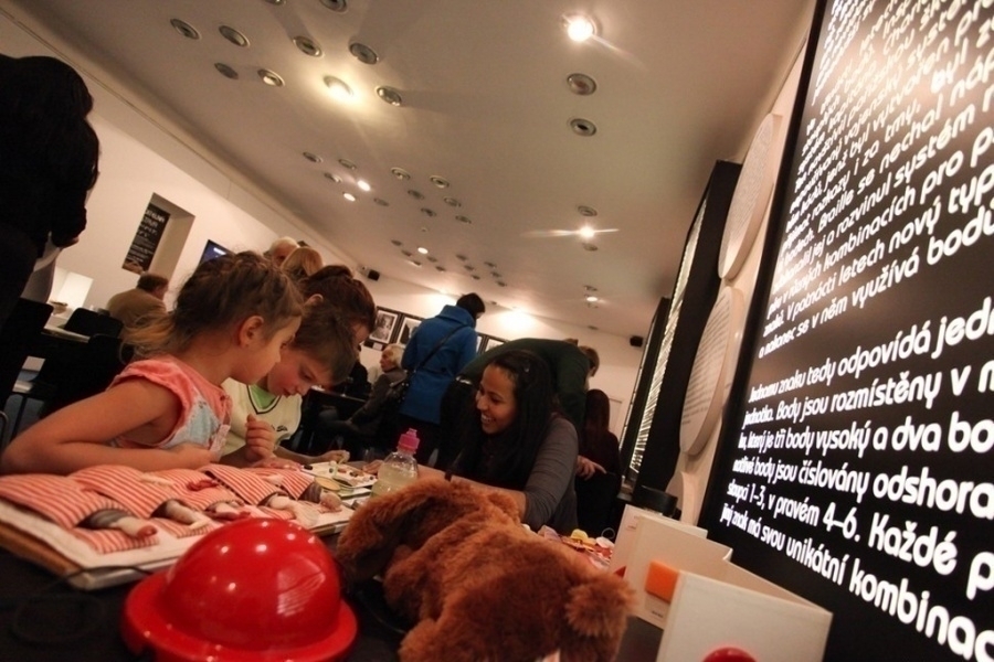 Pouť do světa nevidomých na Neviditelné výstavě v Praze